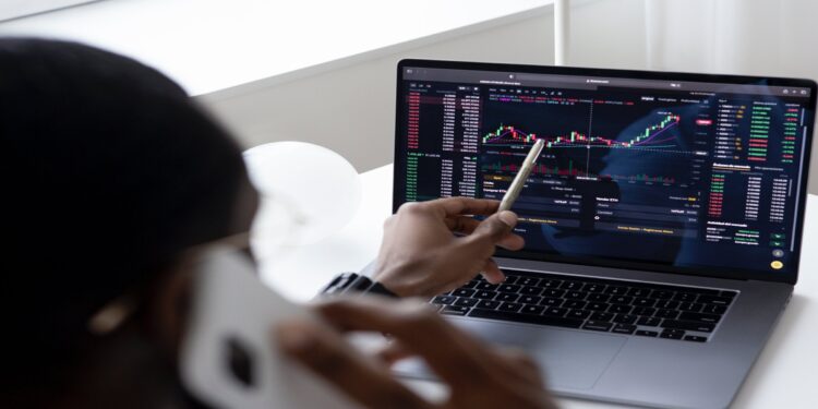 En Begynderguide til Aktiemarkedsinvestering: Væsentlige Tips til at Kickstarte Din Rejse