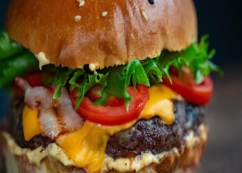 Den All-Amerikanske Klassiker: Hamburger og en Enkel Opskrift på Hjemmelavet Dejlighed