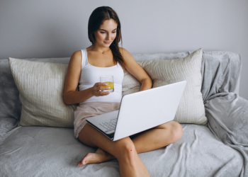 Einen kleinen Balkon sinnvoll nutzen: Ideen für Ordnung und Komfort